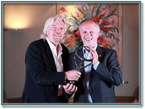 Ричард Брэнсон поздравил участника конференции “Connect Digital” В. Лашаса с получением деловой премии