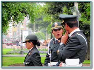 Перуанки очень эмоциональны. Даже когда на службе. Милиционерша в Лиме – своему сослуживцу:   “Серьезно?!  Они так делают?!!  О, Дева Мария!!”