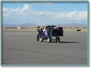 А так в международном аэропорту Куско – бывшей столицы империи Инков – доставляют к самолету багаж. Наверное, также было и при инках…