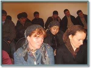 На снимке зал суда потерпевшие Махмахановы