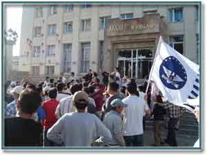 Попытка утихомирить протестантов. Первая и последняя.