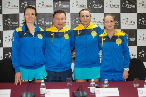 теннисистки сборной Казахстан и их капитан