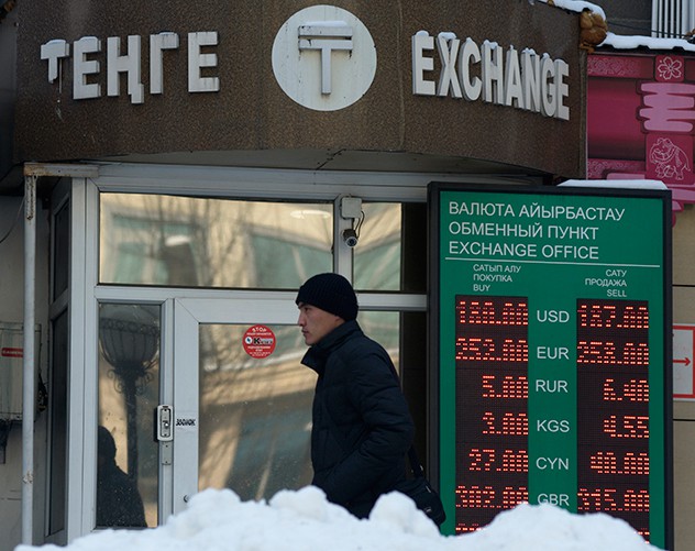 Казахский центральный банк брутальным образом девальвировал на 16% местную валюту