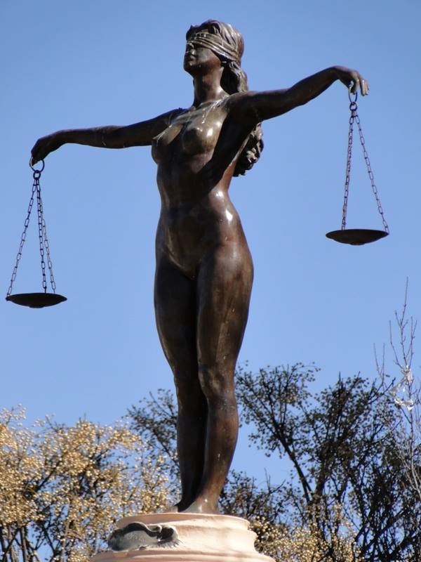скульптура голая женщина