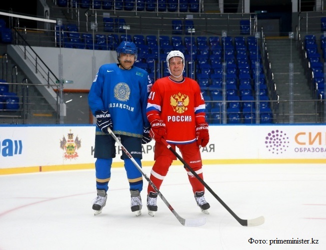 Масимов и Медведев играют в хоккей
