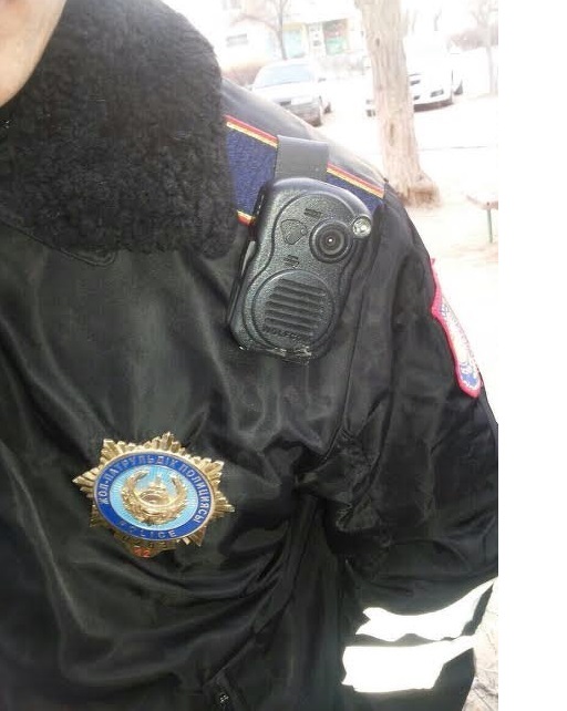 Полицейских РК экипировали жетонами-видеорегистраторами