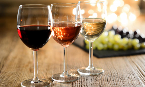 Надо меньше пить? Плохие новости к праздникам: вино подорожало на рекордные за последнее время 15% за год